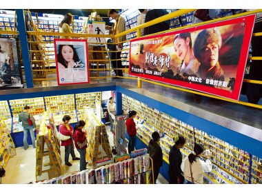 音像市场十分火爆，音像超市里人头攒动