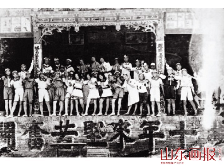 八路军115师战士剧社青年队在晋西演出