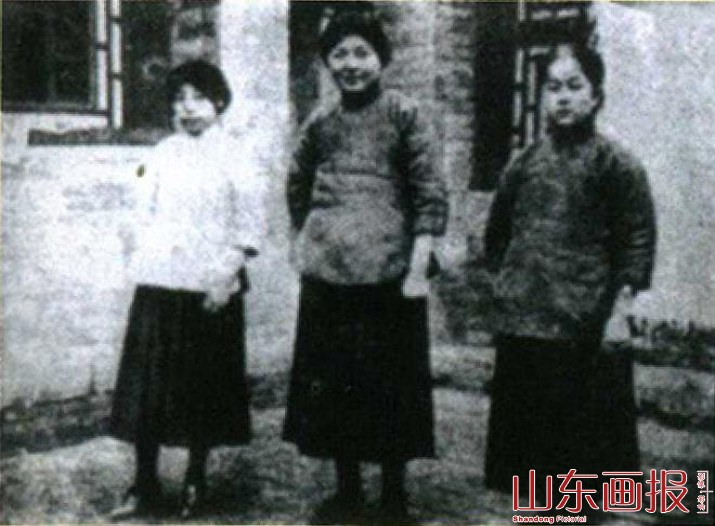北京大学最初入学的女学生，自右至左：王兰、奚浈、查晓园