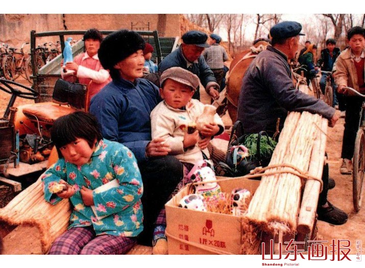 一家大小坐车赶集市，载满收获也载满了欢喜