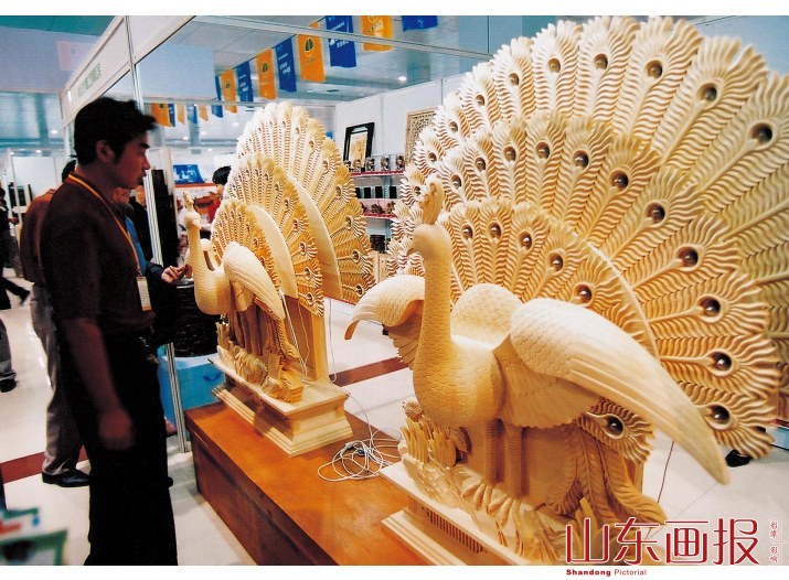 菏泽林交会上展出的精美木制工艺品