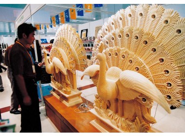 菏泽林交会上展出的精美木制工艺品
