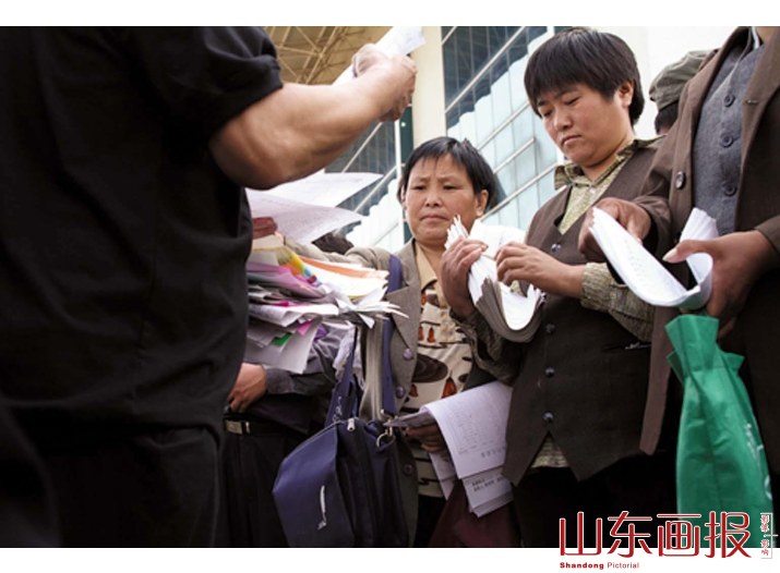 会展馆外面的广场上，果农也自发进行技术交流