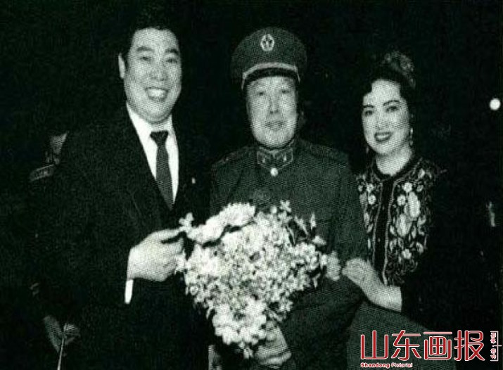 唐诃与歌唱家张振富、耿莲凤合影