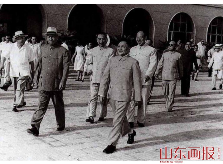 1963年7月，邓小平同志率领中国共产党代表团前往莫斯科同苏联共产党代表团会谈，刘少奇、周恩来、朱德等同志到首都机场欢送