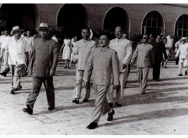 1963年7月，邓小平同志率领中国共产党代表团前往莫斯科同苏联共产党代表团会谈，刘少奇、周恩来、朱德等同志到首都机场欢送