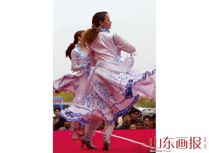 少数民族舞蹈表演为假日东营增添异彩