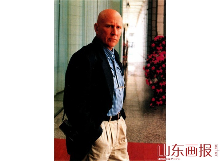 萨尔加多那一双犀利的眼睛，随时都在搜索着什么