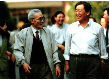 每逢教师节，学生们从各地赶来看望张珍玉教授他真是“桃李满天下”了
