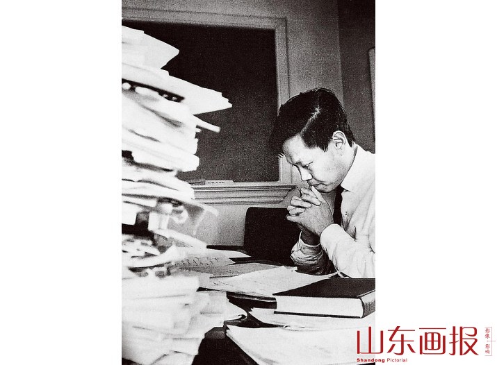 工作中的杨振宁