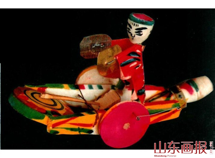 郯城木玩具小人打鼓，利用车轮滚动带动小人敲钹打鼓非常有趣