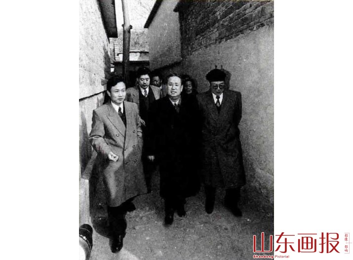 姜春云走街串户走访农民群众