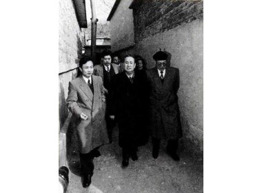 姜春云走街串户走访农民群众