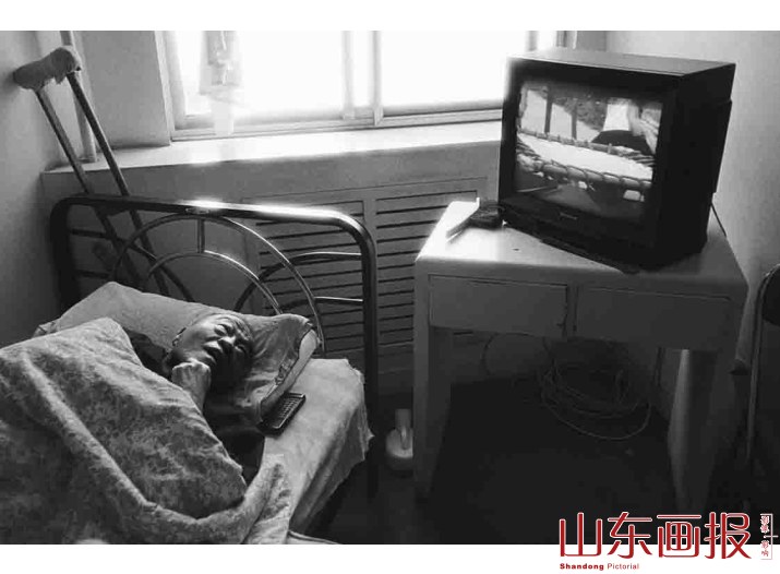 老李这样看电视已经一年多了