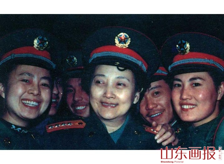 现已是少将的八一制片厂厂长王晓棠和女战士在一起