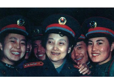 现已是少将的八一制片厂厂长王晓棠和女战士在一起