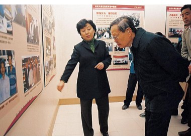 参观山东大学校史馆