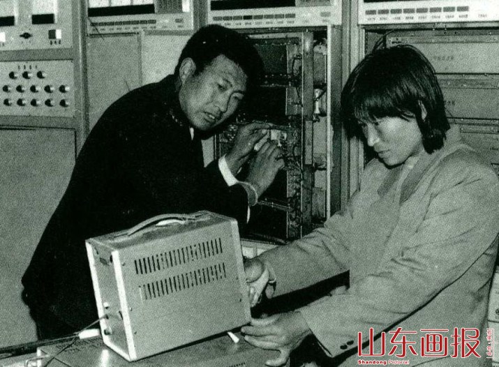 孙尚青毅然决定留下与丈夫一起站岗值班。孙仲义手把手地指导妻子学操作学技术