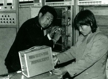 孙尚青毅然决定留下与丈夫一起站岗值班。孙仲义手把手地指导妻子学操作学技术