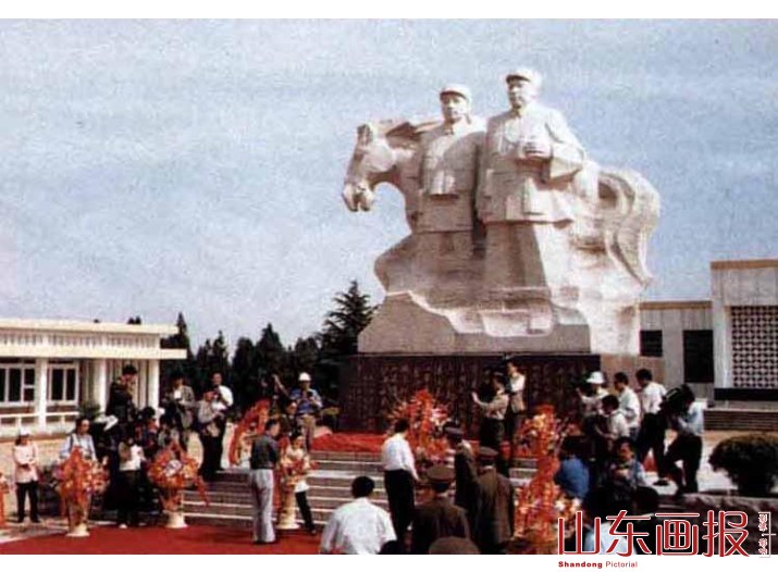 陈毅、粟裕的亲属陈昊苏、陈小鲁、陈星弘、粟惠宁向陈毅、粟裕雕像敬献花篮