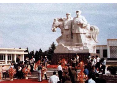 陈毅、粟裕的亲属陈昊苏、陈小鲁、陈星弘、粟惠宁向陈毅、粟裕雕像敬献花篮