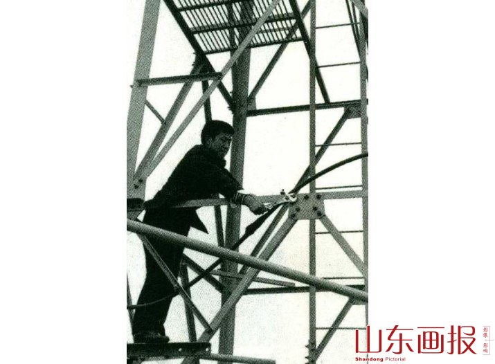 20多米高的通讯塔，孙仲义多次冒着狂风暴雨爬上去维修