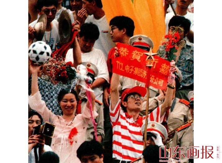 别开生面的球场婚礼