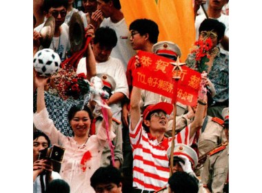 别开生面的球场婚礼