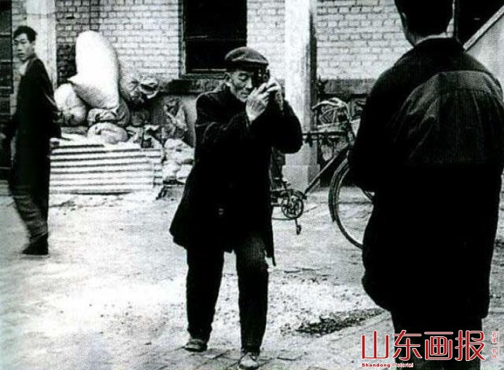 只要条件允许，老高都忘不了给扒手们摄影“留念”