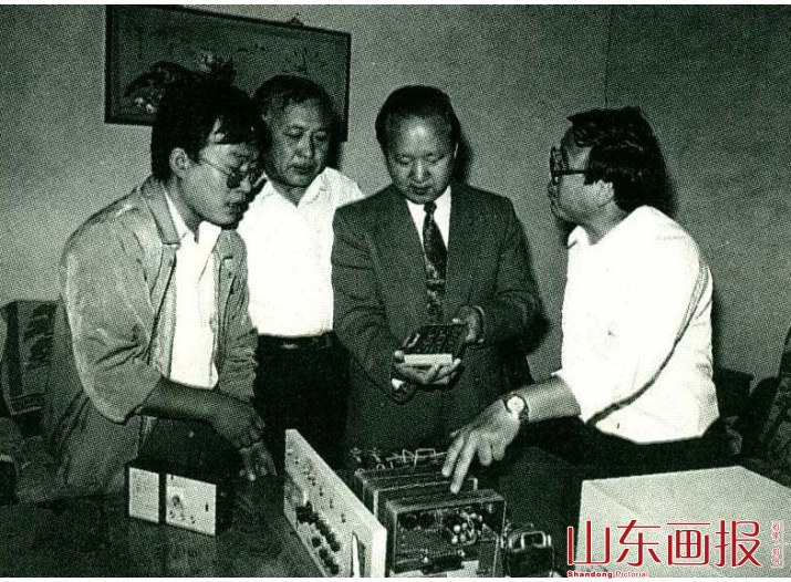 山东籍志愿兵陈彦功利用业余时间搞根雕创作，图为他的作品《戏水》