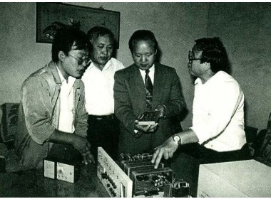 山东籍志愿兵陈彦功利用业余时间搞根雕创作，图为他的作品《戏水》