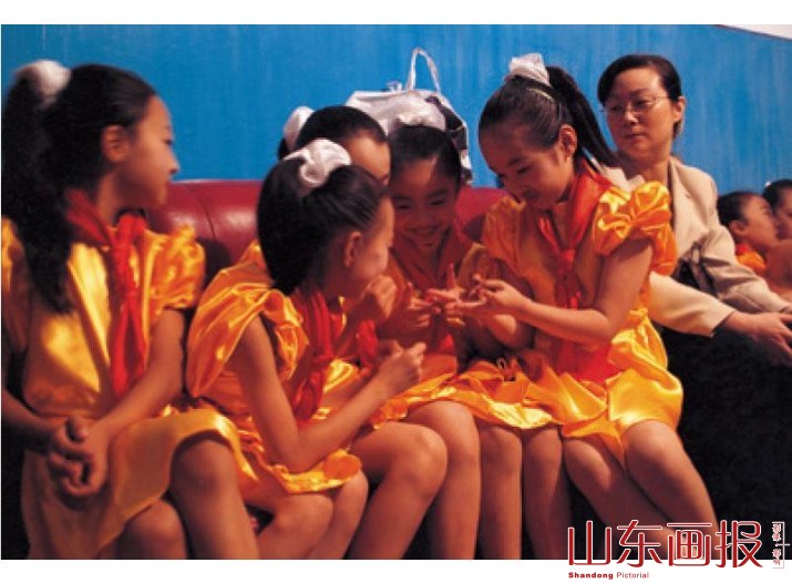 ﻿在启明合唱团简陋的团部里，邹树君正在给团员讲课