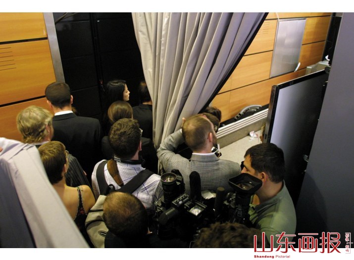 一些没有请柬的记者拥在门口，渴望一睹时装艳影