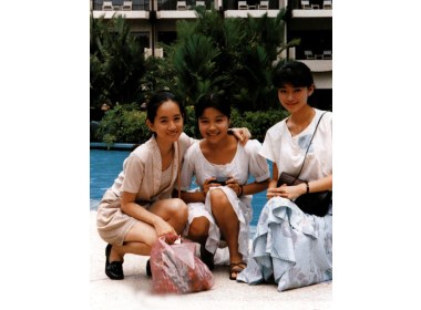 1990年在新加坡演出后与同伴合影中