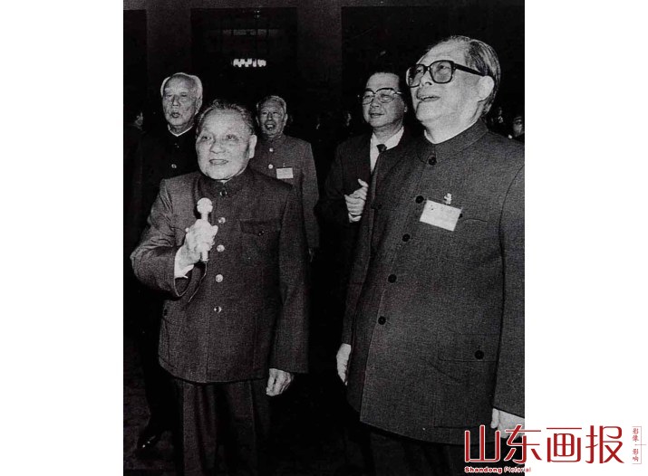 1989年11月9日，邓小平同志会见出席中共十三届五中全会的全体同志