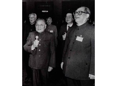 1989年11月9日，邓小平同志会见出席中共十三届五中全会的全体同志