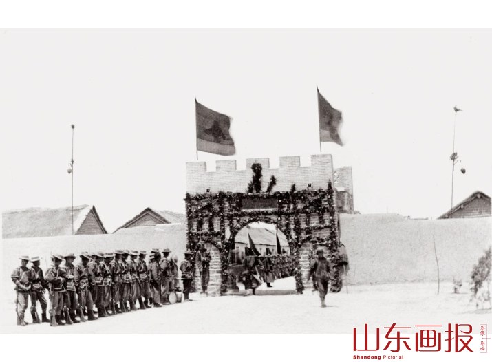 潍县总兵梅东益举行仪式欢迎骆克哈特