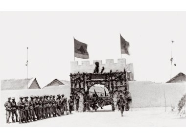 潍县总兵梅东益举行仪式欢迎骆克哈特