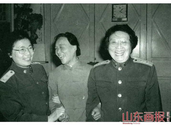 聂力（左1）、邓先群（右1）和全国拥军模范庄印芳在一起