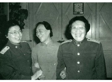 聂力（左1）、邓先群（右1）和全国拥军模范庄印芳在一起