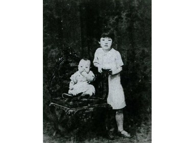 1935年1岁的潘承洞和其姐留影