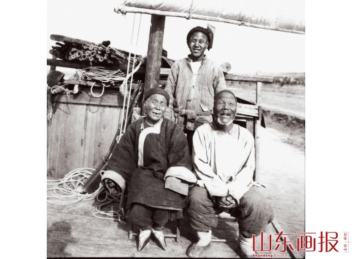 骆克哈特在小清河上座船船夫一家