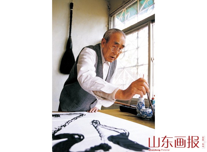 虽年过八旬，但张老仍坚持练字不辍