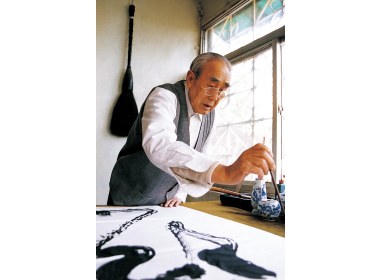 虽年过八旬，但张老仍坚持练字不辍