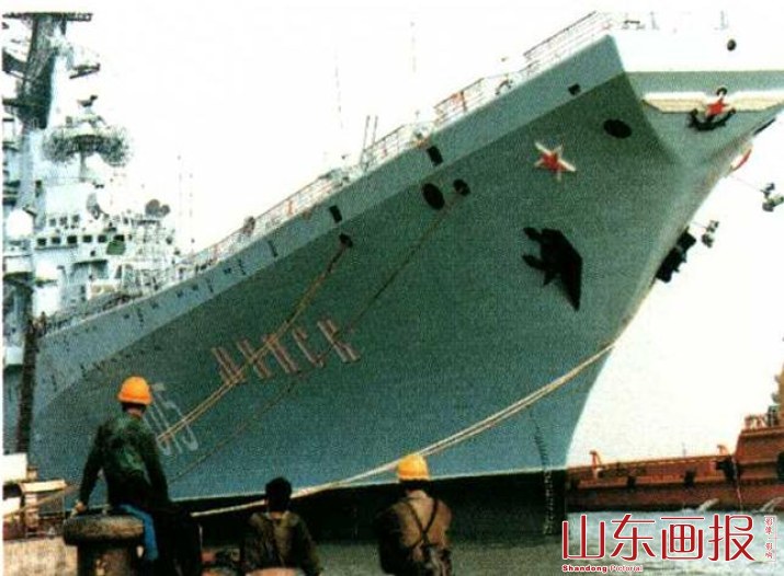 几名船厂工人正在注视着即将起航的“明思克”