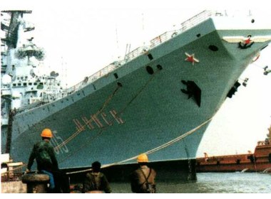 几名船厂工人正在注视着即将起航的“明思克”