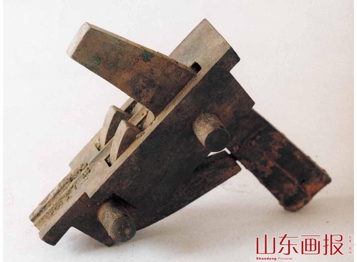 一号墓出土的铜弩机
