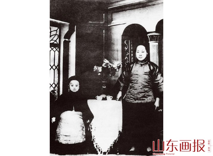 与母亲罗孟华在一起