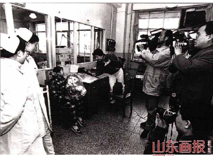 杨守英掩饰不住病愈后给她带来的喜悦，面带笑容接受采访