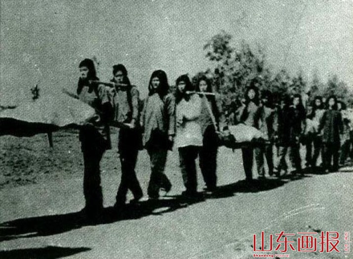 1947年胶东保卫战中，妇女们自愿组织了担架队救护伤员